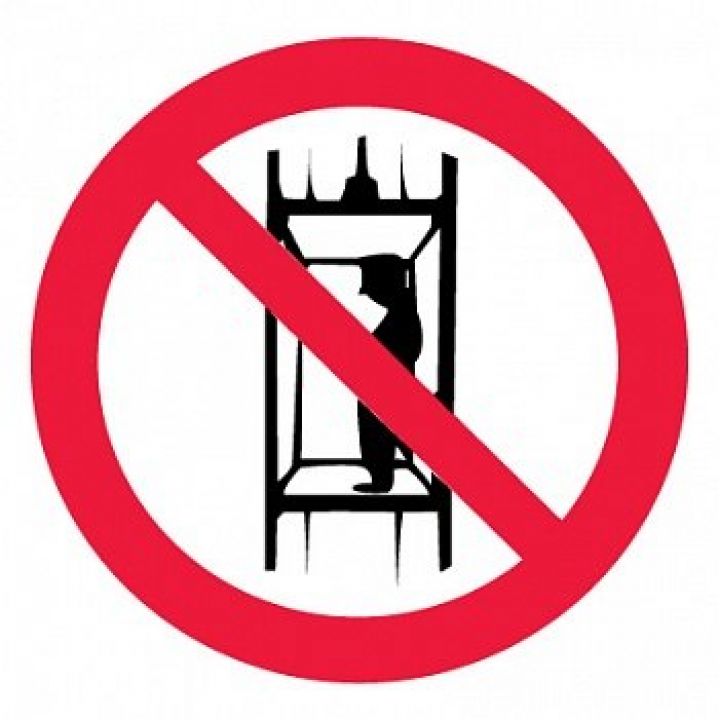 Знак Эксклюзив P13 Запрещается подъем (спуск) людей по шахтному стволу (запрещается транспортировка пассажиров) (размер 200х200)